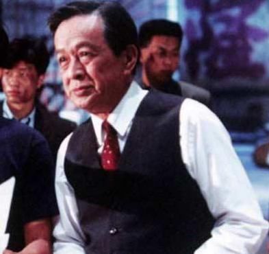 劉德華受他提攜，中風半身癱瘓，82歲被發現已僵硬！4任妻子7個子女卻還大鬧靈堂爭遺產！
