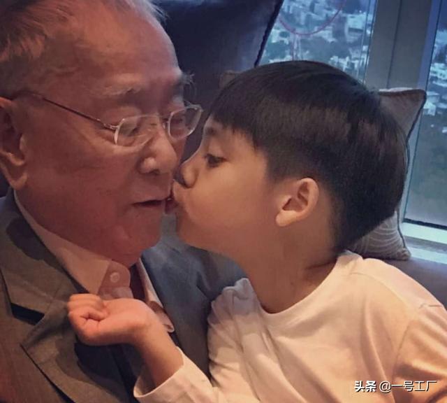 8歲小孩坐擁百億資產，爺爺花500萬給他辦百天宴，還送他50億豪宅!