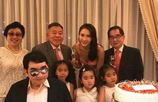 黎姿為弟弟忙碌事業，為老公連生三女，如今與兩個女兒同框顯幸福