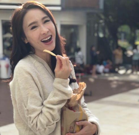 黎姿為弟弟忙碌事業，為老公連生三女，如今與兩個女兒同框顯幸福