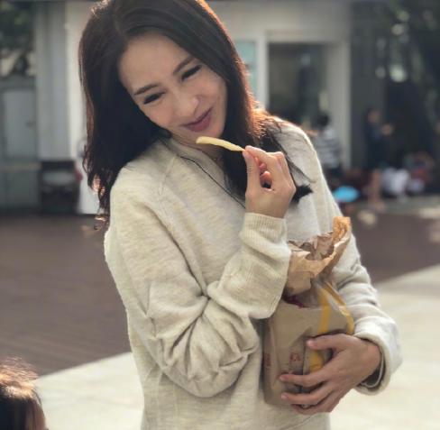 黎姿為弟弟忙碌事業，為老公連生三女，如今與兩個女兒同框顯幸福