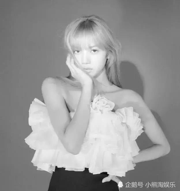 繼泫雅之後，Lisa挑戰素顏拍封面，擁有「仙子美貌」當然自信