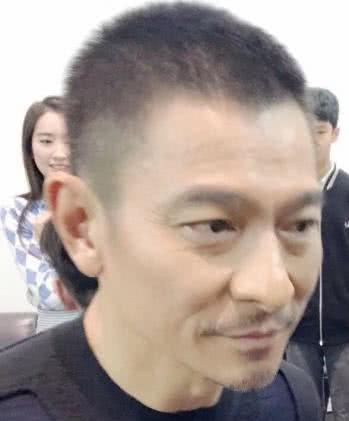 劉德華真的老了！近照曝光他瘦成這樣，一場大病讓他蒼老了10歲~~~