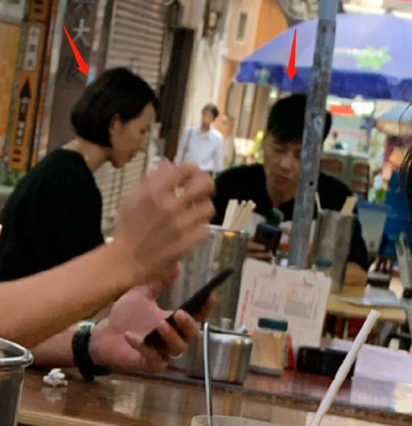 蔡少芬張晉吃路邊攤被偶遇，娘娘成老公迷妹拍照不停！