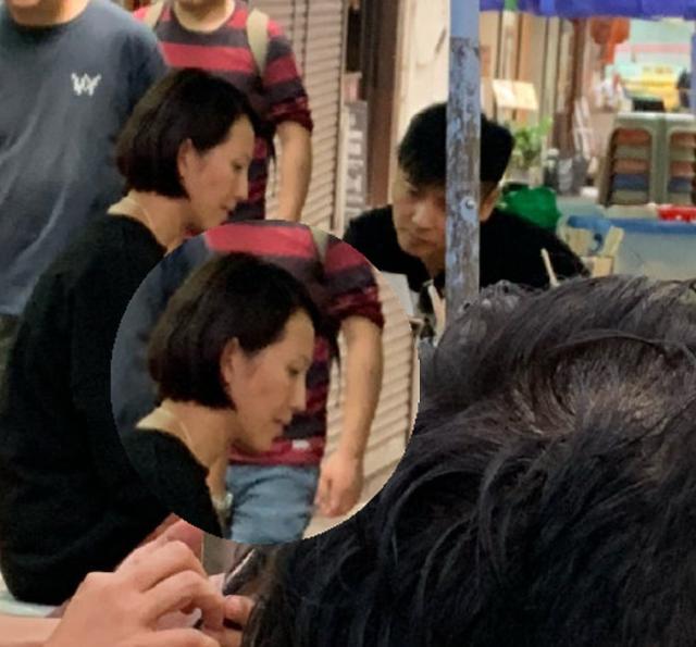 蔡少芬張晉吃路邊攤被偶遇，娘娘成老公迷妹拍照不停！