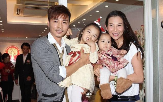 蔡少芬張晉吃路邊攤被偶遇，娘娘成老公迷妹拍照不停！