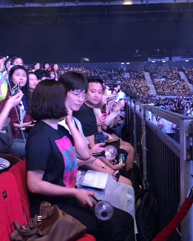 防彈香港場開唱，朴寶劍驚喜現身，拿著應援棒給親古捧場！