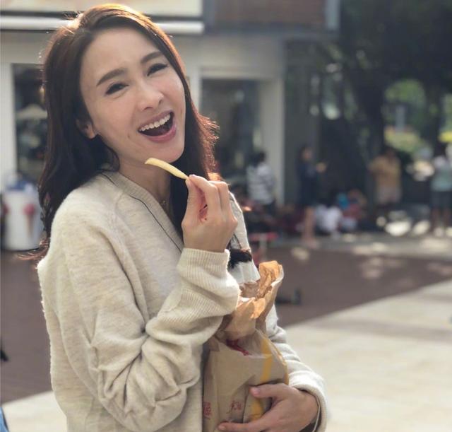 黎姿陽光下與女兒吃薯條，笑容幸福甜美面部不再僵！