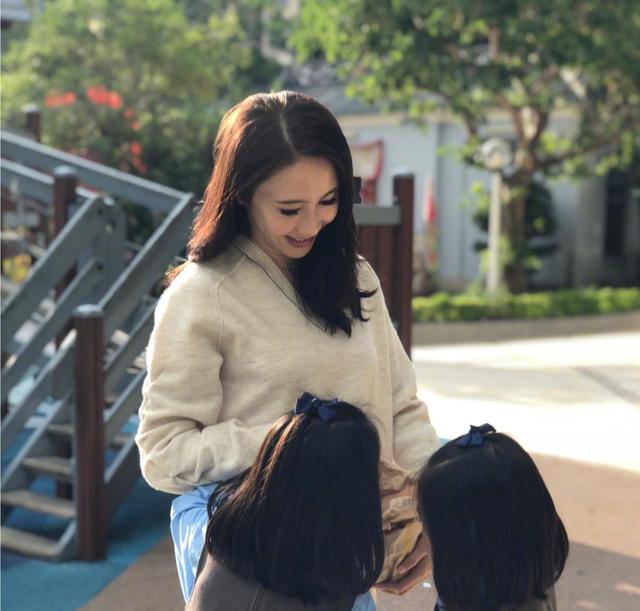 黎姿陽光下與女兒吃薯條，笑容幸福甜美面部不再僵！