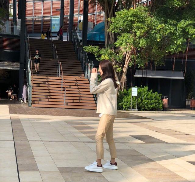 黎姿陽光下與女兒吃薯條，笑容幸福甜美面部不再僵！