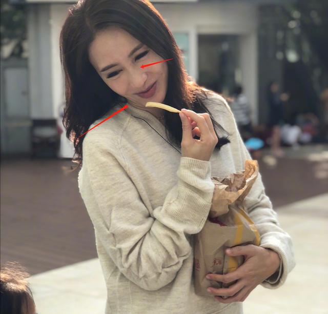 黎姿陽光下與女兒吃薯條，笑容幸福甜美面部不再僵！
