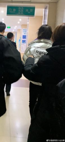【說到做不到!】Angelababy受傷送院後, 抓緊空檔『瘋狂抽.煙』! 網友酸: 戒菸承諾啪啪打臉~
