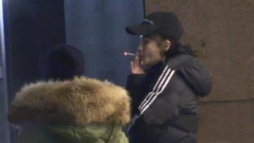 【說到做不到!】Angelababy受傷送院後, 抓緊空檔『瘋狂抽.煙』! 網友酸: 戒菸承諾啪啪打臉~
