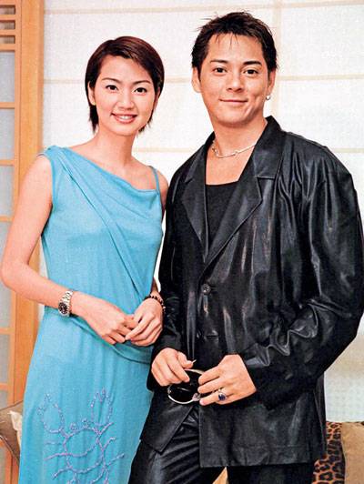 懷孕後就被丈夫拋棄，獨自撫養兒13年，48歲再獲愛情一家4口很幸福！