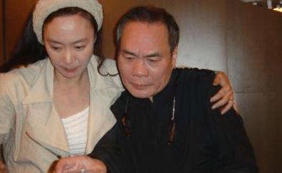 曾是金牌編劇，與妻子相識三天求婚，65歲墜樓身亡妻子守寡八年 