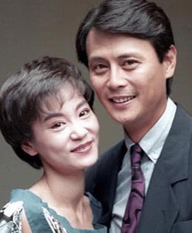 曾是金牌編劇，與妻子相識三天求婚，65歲墜樓身亡妻子守寡八年 
