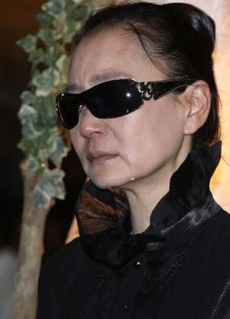 曾是金牌編劇，與妻子相識三天求婚，65歲墜樓身亡妻子守寡八年 