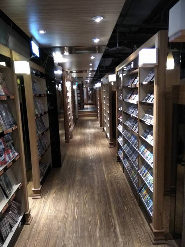 台北這些地方「一晚三百五」，爽看電影、漫畫、打遊戲，居然還能洗澡