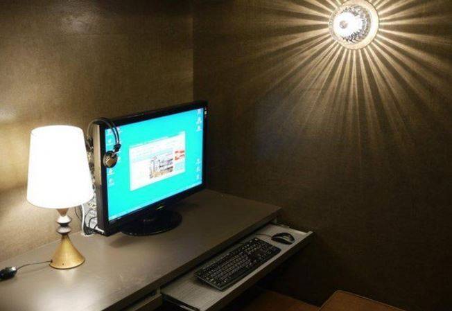 台北這些地方「一晚三百五」，爽看電影、漫畫、打遊戲，居然還能洗澡