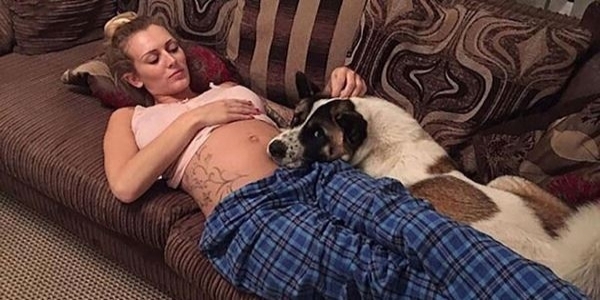 她懷孕20週時發現愛犬行為異常好像在哭，去了醫院檢查醫生竟對她說「差點一屍兩命啊」！