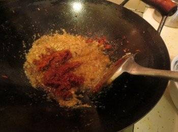 自製SAMBAL辣醬,拿來炒海鮮，肉食和蔬菜都非常美味！