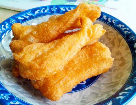 炸油條時，別只知道放酵母和鹽，多加這2樣，油條更蓬鬆香軟酥脆