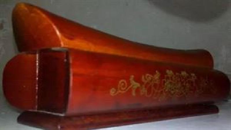  老人讓黑蛇陪自己下葬，10年後兒子敲開棺材，臉頓時煞白！