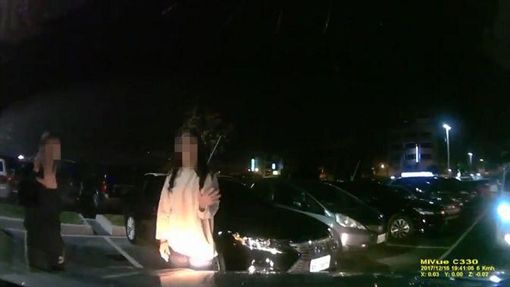 開車到賣場發現女孩「肉身佔位」勸導後停進去，離開時車上夾張紙條，內容讓他氣到翻白眼了！
