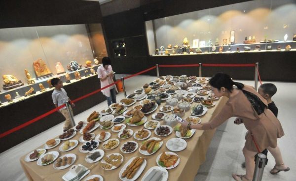 小夫妻12年做了一桌菜，只能看不能吃，專家估值：最少5000萬