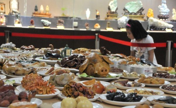 小夫妻12年做了一桌菜，只能看不能吃，專家估值：最少5000萬