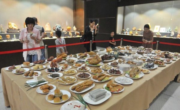 小夫妻12年做了一桌菜，只能看不能吃，專家估值：最少5000萬