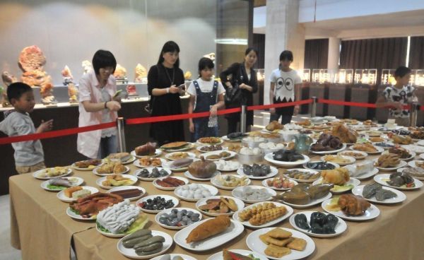 小夫妻12年做了一桌菜，只能看不能吃，專家估值：最少5000萬