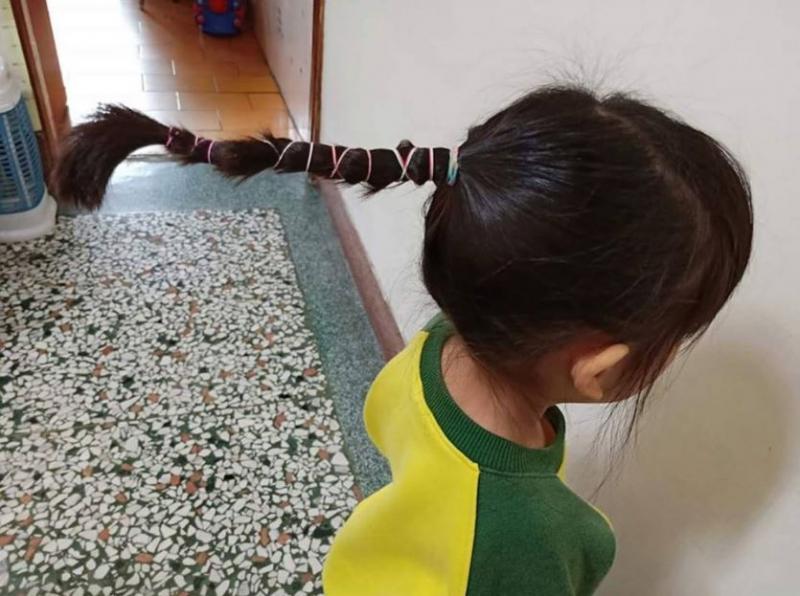 幼稚園老師綁頭髮！女兒回家「辮子立在半空」媽媽看傻　網友曬出「更狂作品集」笑翻：喝喜酒膩？