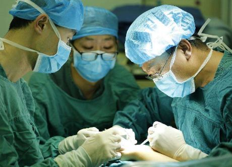 25歲女子連生三胎都是兔唇，醫生查出真相，女子怒打婆婆！