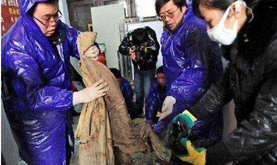  中國驚現明代女屍， 褪去她衣服後…所有人都被她的「私密部位」嚇壞了！