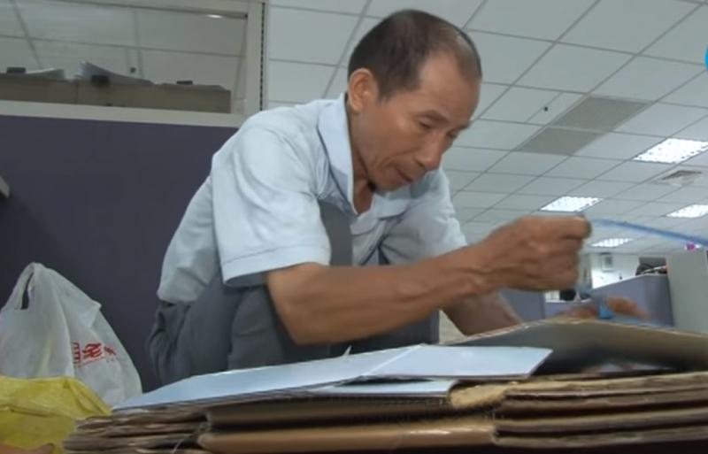  70歲阿伯拾荒35年「捐400萬善款」，被罵「像狗一樣翻垃圾」，結果被富比士評為年度「行善英雄」！