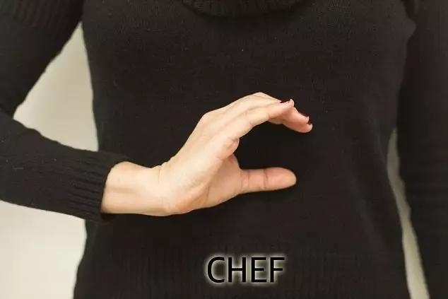 當餐廳經理看到「菜鳥服務生比出這個手勢」，竟然馬上冷汗直流「嚇得要死」？！