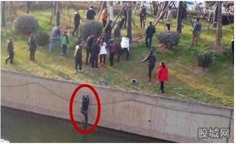  心寒！裸美女跳河，男子跳下去救人！過後竟然發現…太後悔下水前做了一件事！
