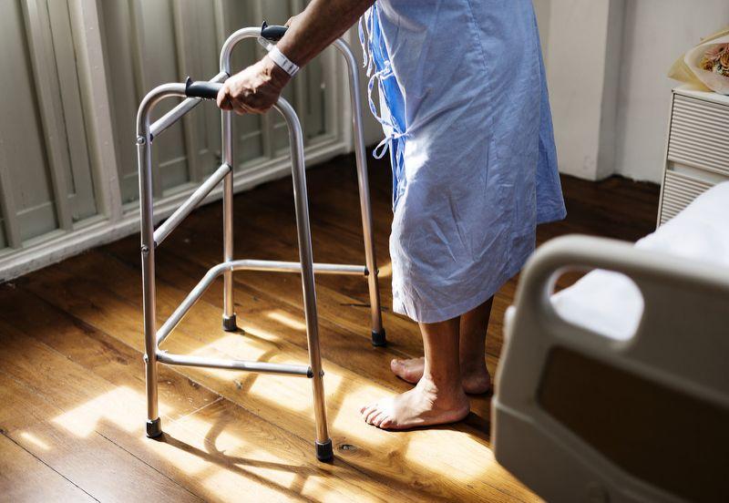 嬤突病逝…孩見2黑白西裝男 孫驚：祂們來過