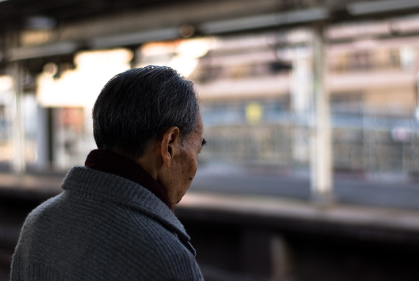 90歲失智爺「撿到手機」送去警局！她包紅包登門致謝，一見到老爺卻「忍不住淚崩了」…