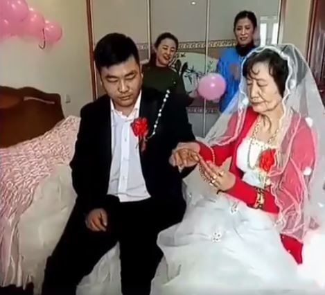 30歲年輕新郎「娶72歲老新娘」全程臉超臭，但一看到「不得不娶的亮點」....網友都喊我願意！
