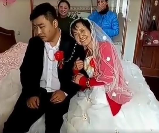 30歲年輕新郎「娶72歲老新娘」全程臉超臭，但一看到「不得不娶的亮點」....網友都喊我願意！