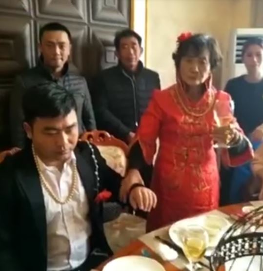 30歲年輕新郎「娶72歲老新娘」全程臉超臭，但一看到「不得不娶的亮點」....網友都喊我願意！