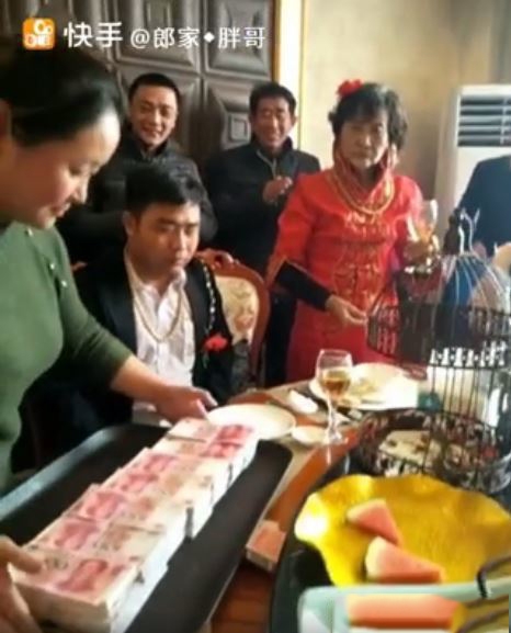 30歲年輕新郎「娶72歲老新娘」全程臉超臭，但一看到「不得不娶的亮點」....網友都喊我願意！