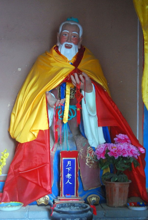 剛跟月老求姻緣！她聽見背後「冒出詭異男聲」以為神明顯靈　一轉頭「嚇到臉發綠」趕緊求饒