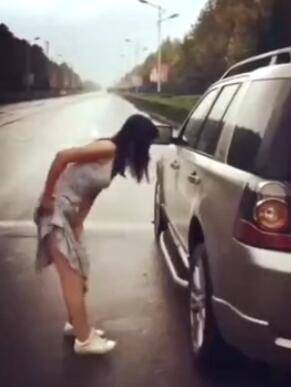 路上偶遇一女子，彎腰站在車前，原以為她在照鏡子，當她打開車門一瞬間讓人一陣心酸 差點落淚！ -