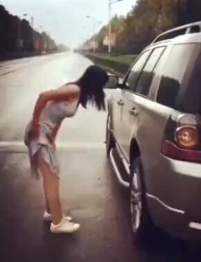 路上偶遇一女子，彎腰站在車前，原以為她在照鏡子，當她打開車門一瞬間讓人一陣心酸 差點落淚！ -