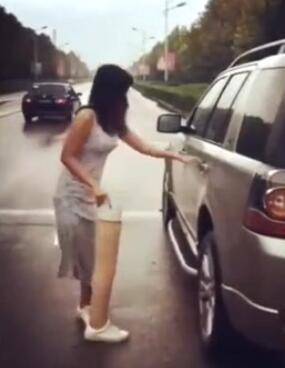 路上偶遇一女子，彎腰站在車前，原以為她在照鏡子，當她打開車門一瞬間讓人一陣心酸 差點落淚！ -
