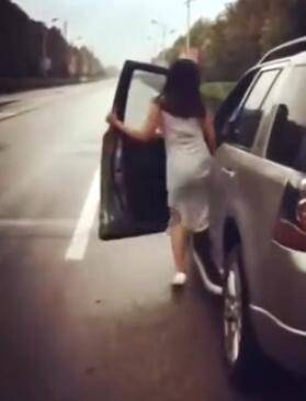 路上偶遇一女子，彎腰站在車前，原以為她在照鏡子，當她打開車門一瞬間讓人一陣心酸 差點落淚！ -
