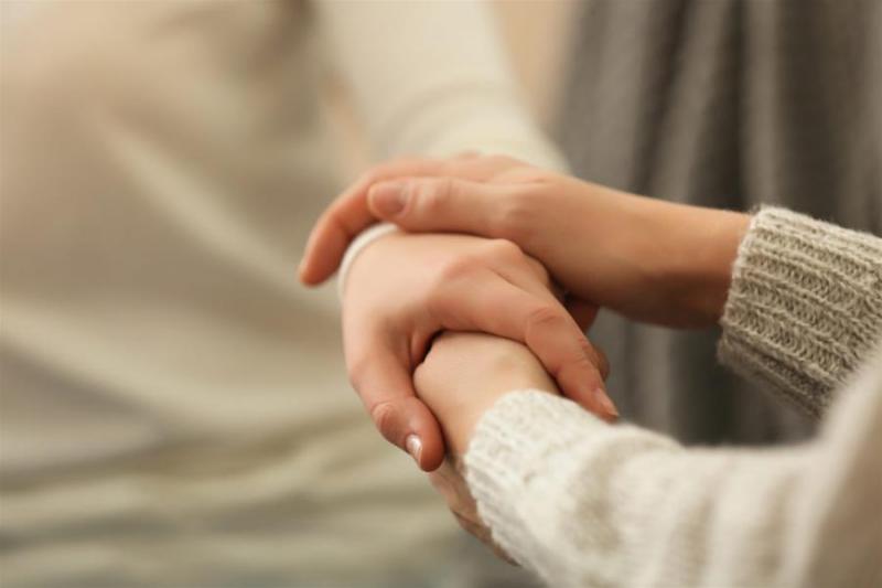 17歲男孩花光1週工資為拾荒老婦買鞋襪，沒想到善舉竟引來「奇跡」，網淚讚：「謝謝你」